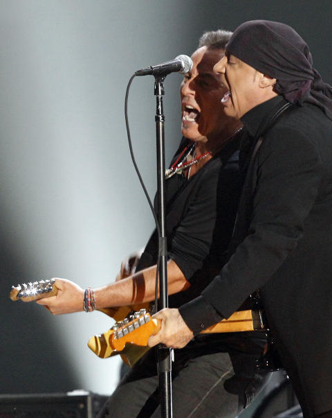 MED SJEFEN: Bruce Springsteen og Van Zandt spiller under Grammy Awards-showet for et par uker siden. Foto: SCANPIX/REUTERS/Mario Anzuoni