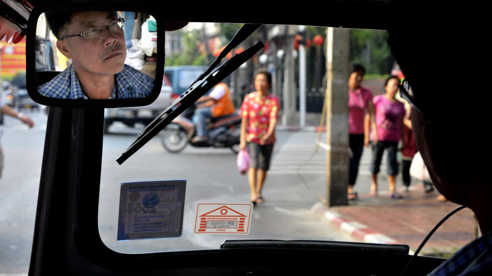 RISIKO-KO: Tuk-tuk er lyden av Bangkok, og det er ogs� en unik m�te � kjenne p� byens puls og lukten av gatemat. Foto: HANS ARNE VEDLOG