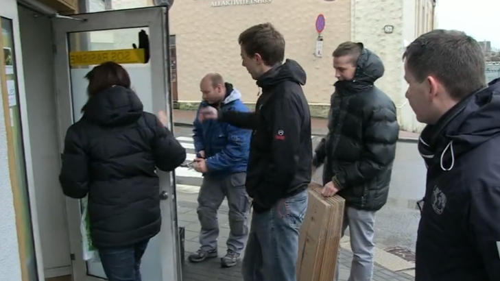 RAZZIA: Fire polititjenestemenn deltok i razziaen av SOS Rasismes lokaler. Foto: Endre Vellene/Dagbladet RAZZIA: Fire polititjenestemenn deltok i razziaen av SOS Rasismes lokaler. Foto: Endre Vellene/Dagbladet