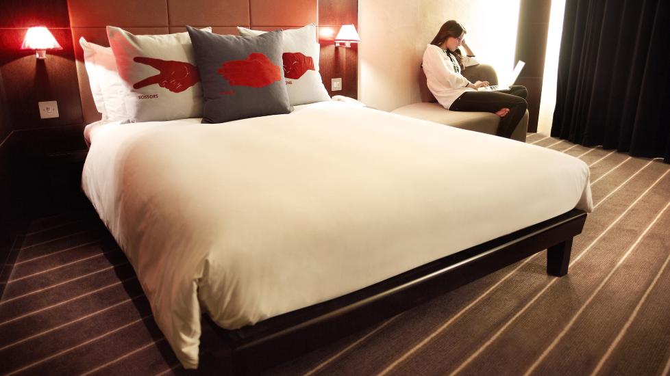 INNBYDENDE: Rommene er sm�, men smart innredet med store puter, en liten divan og skrivebord.