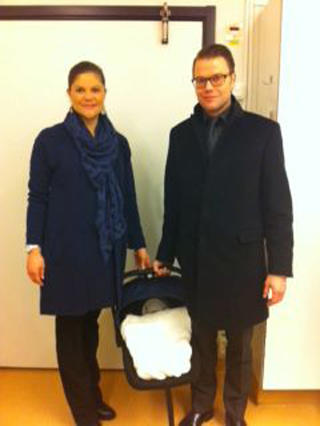 NYF�DT: Her er kronprinsesse Victoria og prins Daniel p� vei hjem med den lille jenta. Foto: Reuters/Scanpix