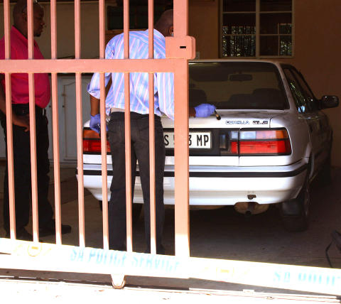 ETTERFORSKNING: Politiet samlet i går tekniske bevis på kvinnens eiendom i Dullstroom. Foto: AMANDA BOTHA / BEELD ETTERFORSKNING: Politiet samlet i går tekniske bevis på kvinnens eiendom i Dullstroom. Foto: AMANDA BOTHA / BEELD