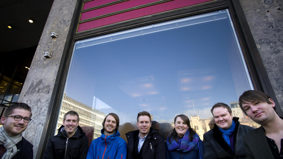 ANTIRASISTER: Lederne for ungdomspartiene: (f. v.) Sveinung Rotevatn (Unge Venstre), Olav Magnus Linge (Sosialistisk Ungdom), Iver Aasteb�l (R�d Ungdom), Eskil Pedersen (AUF), Ingvild Ofte Arntsen (sentralstyremedlem KrFU), Ove Vanebo (Fremskrittspartiets Ungdom) og Henrik Asheim (Unge H�yre).
Foto: Tomm W. Christiansen / Dagbladet