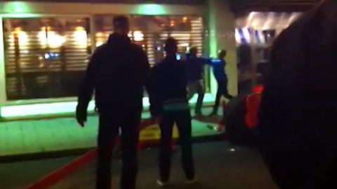 MASSESLAGSM�L: I l�pet av noen minutter ble uteserveringen
til en restaurant i Tordenskioldsgate rasert. �delagte m�bler
og knust glass l� str�dd ut over gata. Foto: PRIVAT