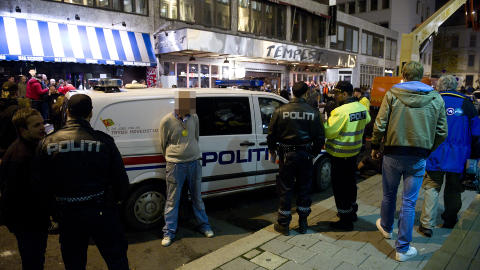 SL�SS: Flere personer ble p�grepet etter at risikosupportere fra V�lerenga og Brann barket sammen i Tordenskioldsgate.  Foto: �ISTEIN NORUM MONSEN/DAGBLADET