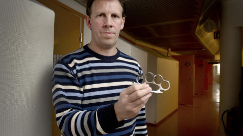 KRIMINELLE: - De aller fleste av risikosupporterne er helt normale folk som enten jobber eller studerer. Riskosupportermilj�ene huser ogs� h�yreekstreme, venstreekstreme, folk fra MC-milj�et, ransmenn og organiserte kriminelle, sier Ola Moheim fra politiet. Her med en belslaglagt sl�sshanske.