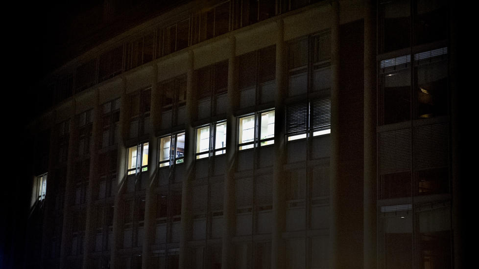 LYS HOS LYSBAKKEN: I barne og likestillingsdepartementet var det i g�r kveld lys p� flere kontorer. Departementet har lovet en gjennomgang for � rydde opp i den betente saken om selvforsvarspenger. Foto: �istein Norum Monsen
