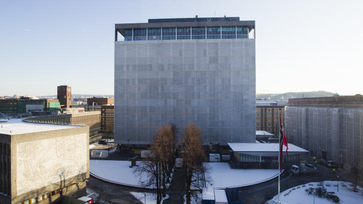 ST�R FORTSATT: Regjeringskvartalet, og d�rlig h�yblokka, fikk store skader i eksplosjonen 22. juli, men bygningene st�r fortsatt. Foto: Berit Roald / Scanpix