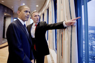 SE DER: Da Barack Obama besøkte Jens Stoltenberg i forbindelse med fredsprisen i 2009, fikk han se utsikten fra Høyblokka i Regjeringskvartalet. Vi tar vel ikke i hvis vi antar at Obama ikke var den første som fikk se den utsikten heller. Foto: Håkon Mosvold Larsen / Scanpix POOL SE DER: Da Barack Obama besøkte Jens Stoltenberg i forbindelse med fredsprisen i 2009, fikk han se utsikten fra Høyblokka i Regjeringskvartalet. Vi tar vel ikke i hvis vi antar at Obama ikke var den første som fikk se den utsikten heller. Foto: Håkon Mosvold Larsen / Scanpix POOL