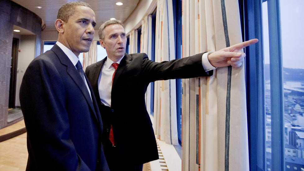 HASTER: Statsminister Jens Stoltenberg viser utsikten fra sitt kontor til fredsprisvinner Barack Obama da han gjestet Oslo i forbindelse med tildelingen av Nobels fredspris 2009. N� er kontorene terrorsprengt - og Obama purrer p� Stoltenberg om � f� innf�rt en sju �r gammel terrorlov. 
Foto: H�kon Mosvold Larsen / Scanpix