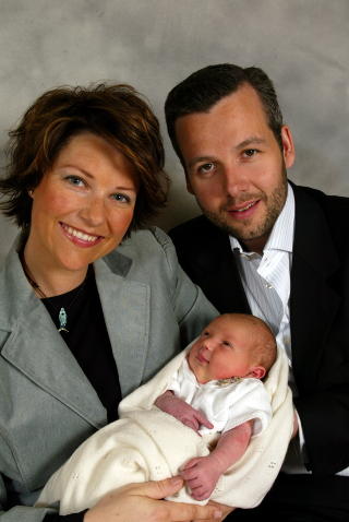 TRADISJONELT: Prinsesse M�rtha Louise og Ari Behn stilte til tradisjonell fotografering med med sin tre dager gamle datter, Maud Angelica, p� Rikshospitalet i 2003. Foto: Knut Falch / SCANPIX