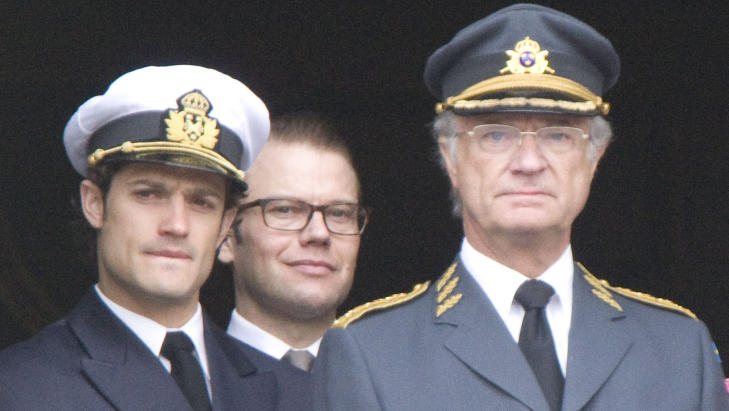 FOTOINTERESSERTE: Prins Carl-Philip (t.v.) og kong Carl Gustaf er begge ivrige fotografer. Kanskje noen av dem tar de f�rste bildene av den nye prinsessen. Eller blir det pappa prins Daniel (i midten)? Foto: Stella Pictures