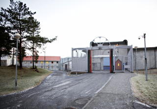 BIBLIOTEKM�TET: Mellom forsvarer Rolf Knudsen og den siktede 18-�ringen l�rdag varte i nesten fire timer. Samtalen foregikk i bilioteket i Bergen fengsel hvor 18-�ringen sitter i isolert varetekt. FOTO: SVEINUNG UDDU YSTAD / Dagbladet