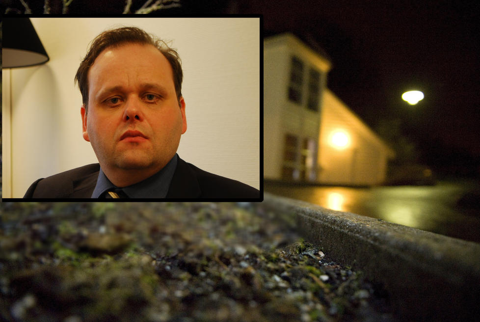 TUNGE BEVISER: Den drapssiktede 18-�ringens forsvarer, Rolf Knudsen, erkjenner at bevismengden er omfattende. Derfor vil de bruke tid p� � jobbe med politiets viktigste bevis: Finger og h�ndavtrykk p� �stedet for drapet p� Hilda Feste (98). FOTO: Leif Stang/Tor Erik H. Mathisen/Dagbladet