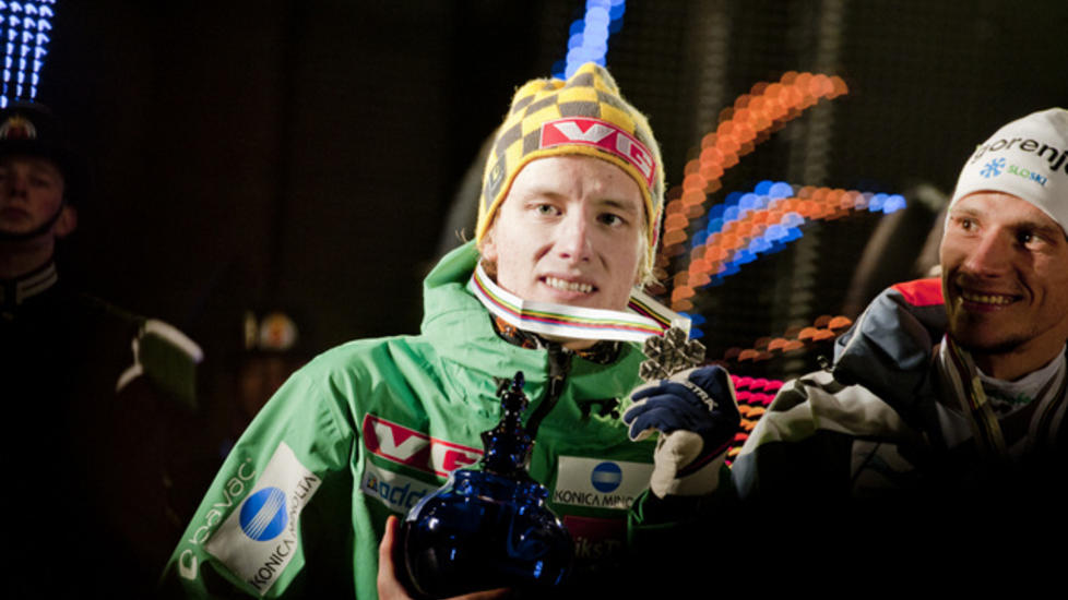 UVANT: Rune Velta smilte bredt da han fikk s�lvmedaljen rundt halsen, men noe s�rlig tid til � feire er det ikke i kveld.Foto: Thomas Rasmus Skaug/Dagbladet