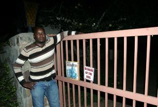 ARRESTERT: Politietterforsker Steven Mpho Sithole har arrestert og siktet to afrikanere for rovmordet på norske Johanna Moore i Sør-Afrika.
FOTO: TORBJÖRN SELANDER ARRESTERT: Politietterforsker Steven Mpho Sithole har arrestert og siktet to afrikanere for rovmordet på norske Johanna Moore i Sør-Afrika.
FOTO: TORBJÖRN SELANDER