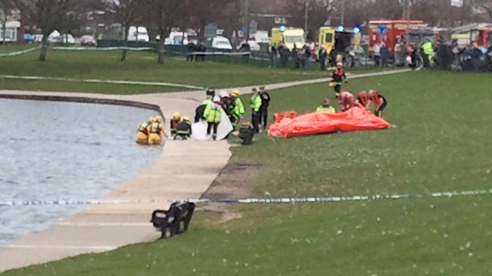 DRUKNET: En 41 �r gammel britisk mann fikk epilepsianfall mens han sto i vannet i en park i England. Han ble liggende halvannen time med ansiktet ned, uten at redningsmannskapene hentet ham ut. Foto: Solent News and Photo Agency
