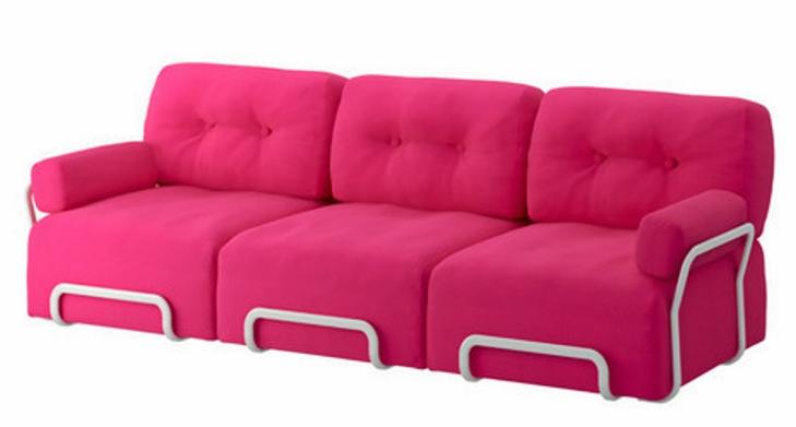 TA PLASS: En rosa sofa som dette innbyr til en real fargefest i stua.  Foto: Produsenten