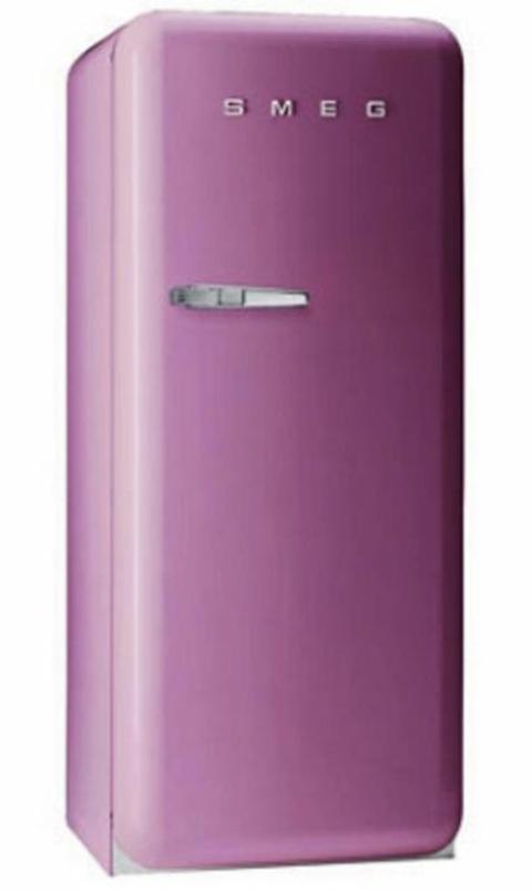 EN KJ�LESKAPDR�M: Det er ikke f� som dr�mmer om et SMEG-kj�leskap. Velger du rosa, er du t�ff! Foto: Produsenten