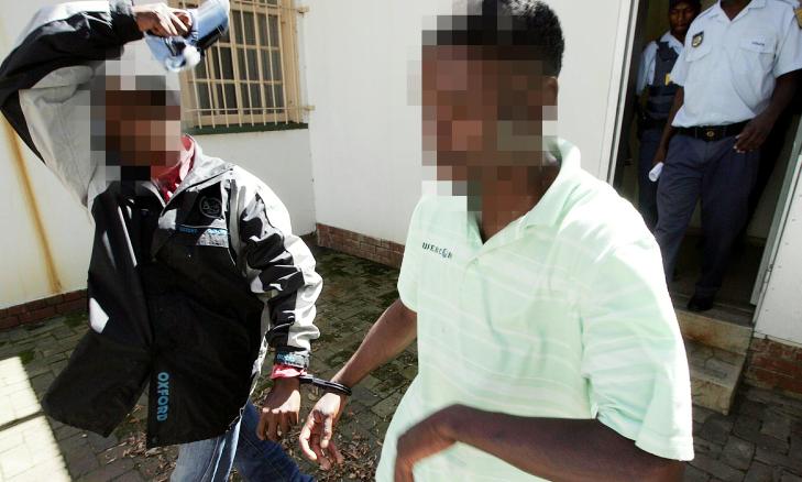DRAPSSIKTET: Marias 33-årige sønn (t.h.) er hovedsiktet i drapssaken. Han og hans medsiktede 34-åring ankom dagens fengslingsmøte i Belfast lenket sammen med håndjern. Foto: TORBJÖRN SELANDER / DAGBLADET DRAPSSIKTET: Marias 33-årige sønn (t.h.) er hovedsiktet i drapssaken. Han og hans medsiktede 34-åring ankom dagens fengslingsmøte i Belfast lenket sammen med håndjern. Foto: TORBJÖRN SELANDER / DAGBLADET
