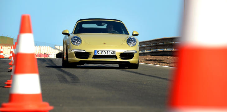 TIL HVERDAGS OG TIL FEST: Porsche 911 S Cab duger som bare det på bane også, men det er nok på svingete landeveier den trives aller best. Foto: ANDREAS HANDELAND TIL HVERDAGS OG TIL FEST: Porsche 911 S Cab duger som bare det på bane også, men det er nok på svingete landeveier den trives aller best. Foto: ANDREAS HANDELAND