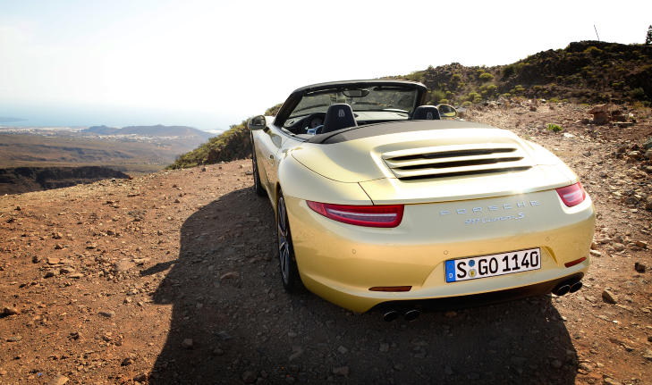 NY HEKK: Hekken har fått radikale endringer til Porsche å være. De smale lyktene gjør at bilen ser bredere og mer framtidsrettet ut. Foto: ANDREAS HANDELAND NY HEKK: Hekken har fått radikale endringer til Porsche å være. De smale lyktene gjør at bilen ser bredere og mer framtidsrettet ut. Foto: ANDREAS HANDELAND