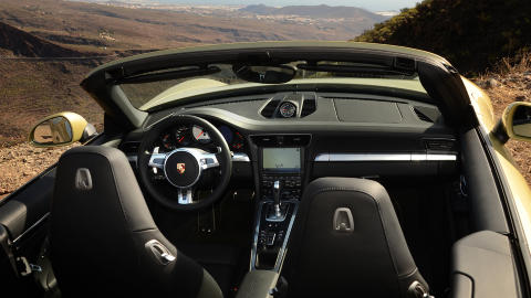 FØRERORIENTERT: Porsche 911 er førerens bil. Alt det viktige er i fokus, men hvorfor ikke utstyre den med seter som gir enda bedre støtte? Foto: ANDREAS HANDELAND FØRERORIENTERT: Porsche 911 er førerens bil. Alt det viktige er i fokus, men hvorfor ikke utstyre den med seter som gir enda bedre støtte? Foto: ANDREAS HANDELAND