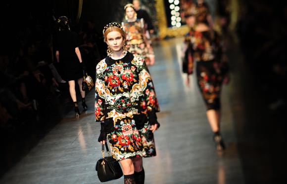 BRODERIER: Blomsterbroderier var ogs� mye brukt i designerduoens h�st- og vinterkolleksjon. Foto: Scanpix