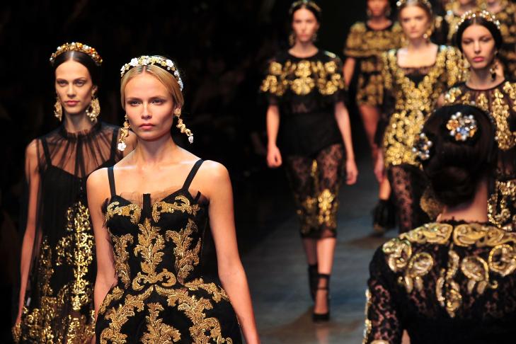 OVERD�DIG: Brokader, transparente stoffer og gullornamenter er stikkordene for Dolce & Gabbanas h�st- og vinterkolleksjon for �ret. Foto: Scanpix