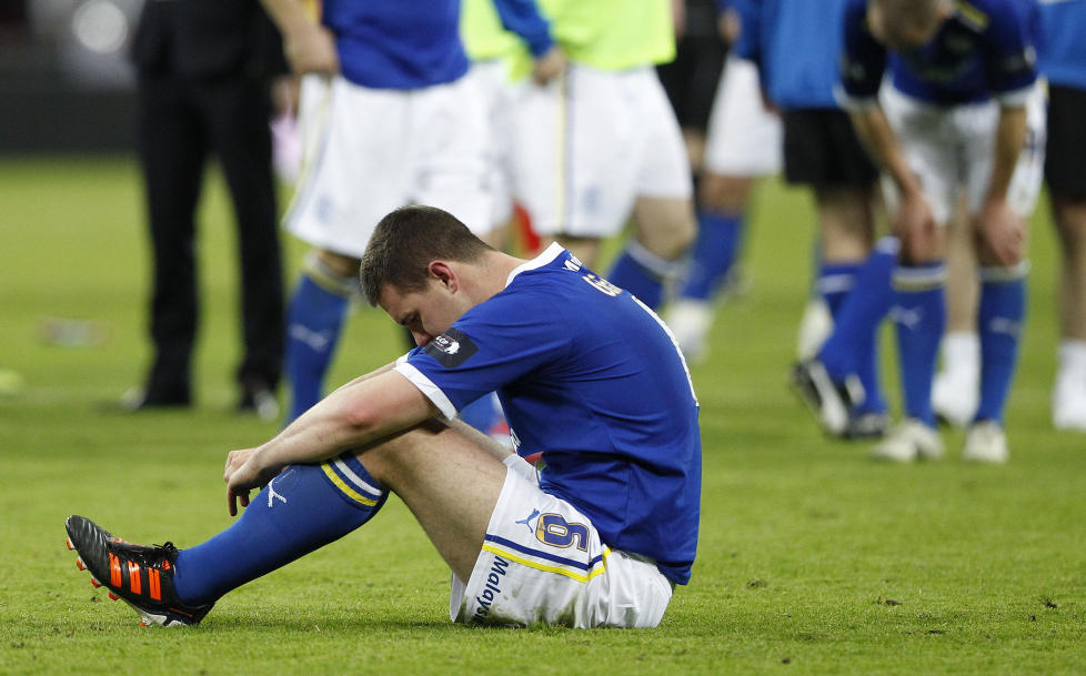 TAPTE: Cardiff City tapte straffekonkurransen etter at Anthony Gerrard bommet p� lagets fjerde fors�k. Foto: REUTERS/Andrew Winning