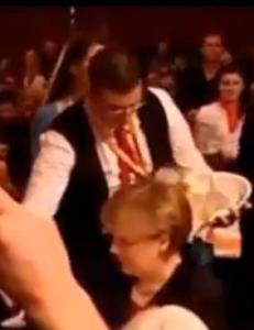 Grekerne kan nyte klippet av Merkel badet i øl