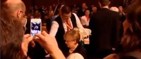 Grekerne kan nyte klippet av Merkel badet i �l