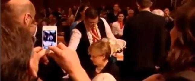 Grekerne kan nyte klippet av Merkel badet i �l