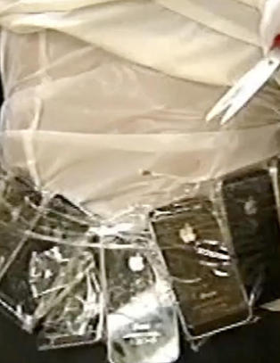 Her tas kineseren med 30 iPhone'er teipet til kroppen