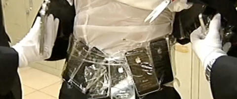 Her tas kineseren med 30 iPhone'er teipet til kroppen