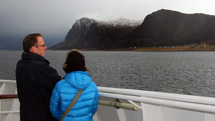 POPUL�R REISE:  Om bord p� MS �Finnmarken�. Her er skipet p� vei ut fra Torvik. Foto: KIRSTEN M. BUZZI