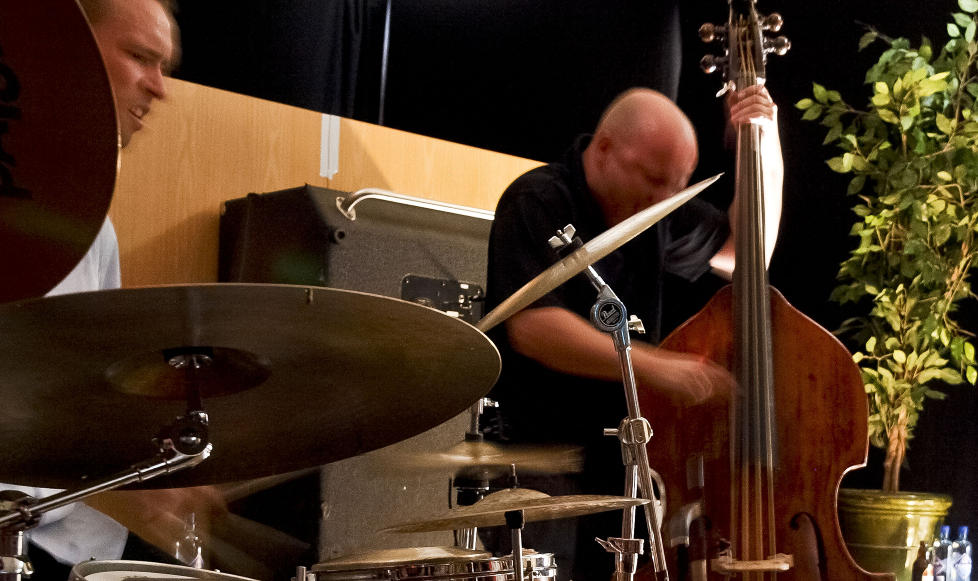 SAMMEN:  Paal Nilssen-Love (tv) og Ingebrigt H�ker Flaten har en lang felles band-historie, som her i The Thing ved Moldejazz i 2009. N� er begge plateaktuelle hver for seg med flere album. FOTO: TERJE MOSNES