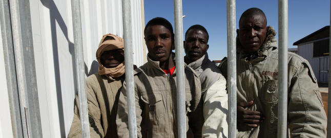 Libyske militsgrupper holder tusenvis av fanger