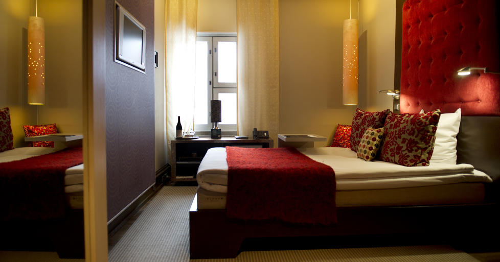 ROMTYPE �PASSION�: Med stor dobbeltseng, delikat bad og rikelig med overd�dige h�ndkl�r og badek�per, er det kanskje ikke bruk for TV. Men den er n� der likevel.