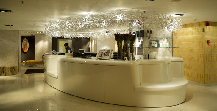 FINSK DESIGN: Du merker med en gang du kommer inn i resepsjonen at de ypperste finske formgiverne har f�tt sette sitt preg p� dette hotellet.