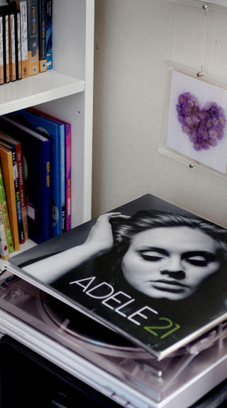 Glitterlim og LP-plater: Adele var favoritten. Andrine likte også å høre på lydbøker. Like gjerne «Knerten» som Murakami. Glitterlim og LP-plater: Adele var favoritten. Andrine likte også å høre på lydbøker. Like gjerne «Knerten» som Murakami.