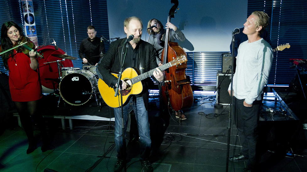 SKJERMSJARM: Halvdan Sivertsen og �yvind �Vinni� Sauvik nyter hverandres selskap. Det gj�r ogs� tv-seerne. Mye blir borte p� vei over i plateformatet. Foto: Bj�rn Langsem/Dagbladet