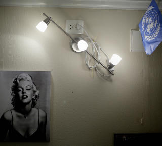 Fornuft og følelser: Marilyn Monroe og et FN-flagg i lufteluka. Interiørdetaljer for en bevisst ung mann. Fornuft og følelser: Marilyn Monroe og et FN-flagg i lufteluka. Interiørdetaljer for en bevisst ung mann.