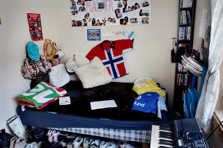 Det som er igjen: Isabel var 17 år da hun ble drept. På senga hjemme på Høybråten i Oslo ligger macen hun alltid hadde i nærheten, helt til høyre henger konfirmasjonstalen på veggen. Under Malta-plakaten er flybilletten fra språkreisen klistret opp. Alle bildene var typisk henne. Foreldrene, Jon-Inge og Linda, hadde gitt henne et fotoapparat til konfirmasjonen, og etter det ville Isabel ha bilder overalt. - Det er jeg så glad for nå. Jeg ser på dem hver dag, sier Linda. Det som er igjen: Isabel var 17 år da hun ble drept. På senga hjemme på Høybråten i Oslo ligger macen hun alltid hadde i nærheten, helt til høyre henger konfirmasjonstalen på veggen. Under Malta-plakaten er flybilletten fra språkreisen klistret opp. Alle bildene var typisk henne. Foreldrene, Jon-Inge og Linda, hadde gitt henne et fotoapparat til konfirmasjonen, og etter det ville Isabel ha bilder overalt. - Det er jeg så glad for nå. Jeg ser på dem hver dag, sier Linda.