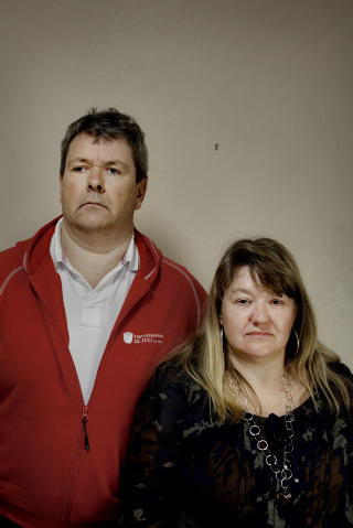 Levende: - Isabel var så levende. Hun pleide å sitte her med macen i fanget, musikk i øra og tv-en på mens hun gjorde lekser, forteller foreldrene Jon-Inge og Linda Sogn. Levende: - Isabel var så levende. Hun pleide å sitte her med macen i fanget, musikk i øra og tv-en på mens hun gjorde lekser, forteller foreldrene Jon-Inge og Linda Sogn.