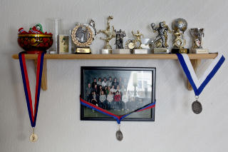 Tap og seire: Noe fotballtalent var han ikke, men med håndballen gikk det bedre. Under henger klassebildet. Tap og seire: Noe fotballtalent var han ikke, men med håndballen gikk det bedre. Under henger klassebildet.