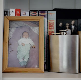 Midt imellom: Ikke helt barn, ikke helt voksen: Babybilde og lommelerke side om side i bokhylla. Midt imellom: Ikke helt barn, ikke helt voksen: Babybilde og lommelerke side om side i bokhylla.