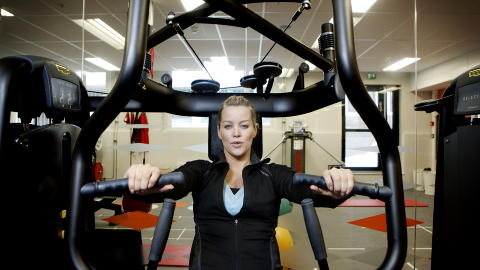 TRENER EFFEKTIVT : - Hannes opplegg er effektivt og vi fors�ker � f� med flere muskelgrupper i hver �velse, forteller PT Platini Tabi ved SATS. Foto: Anita Arntzen / Dagbladet