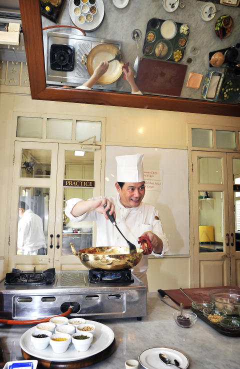 MISTER SMIL: V�rt thaimatkurs kunne ikke ha hatt en bedre l�remester enn Mister Smil, men s� var det oss da. Vi som tror vi kan lage mat. Foto: HANS ARNE VEDLOG