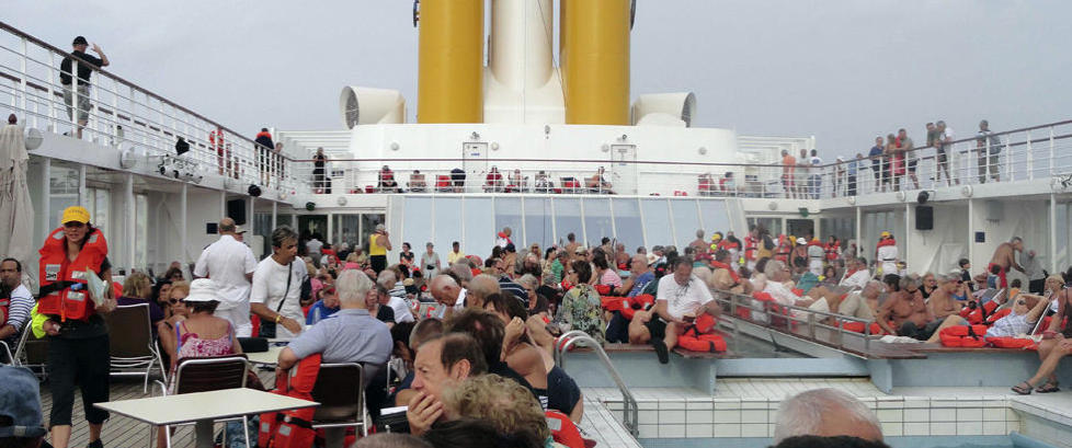 Turistene m�tte bo p� dekk og leve p� matrasjoner